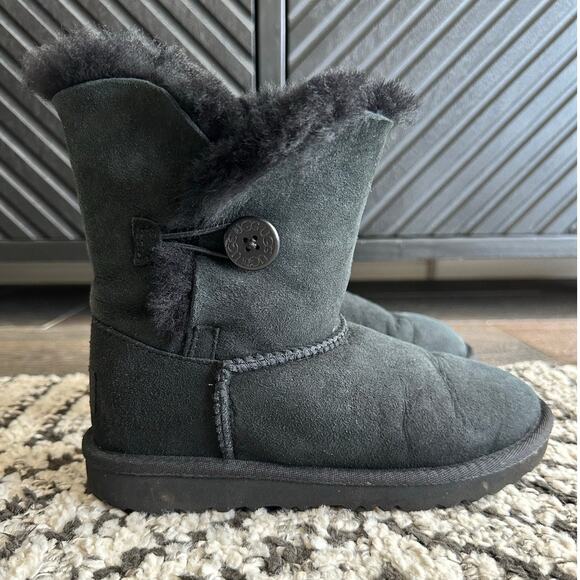 Girls UGG Bailey Button Black Size 2 - Picture 1 of 9